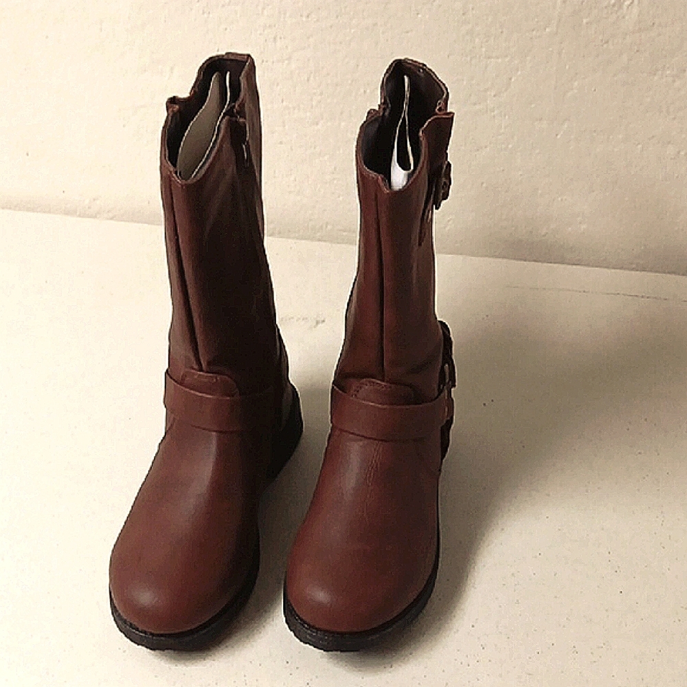 Brown Ankle-High Boots with Rounded Toe and Zip-Up Style